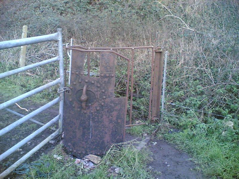 rusty 19.jpg - I've no idea what this once was- part of a train perhaps?
